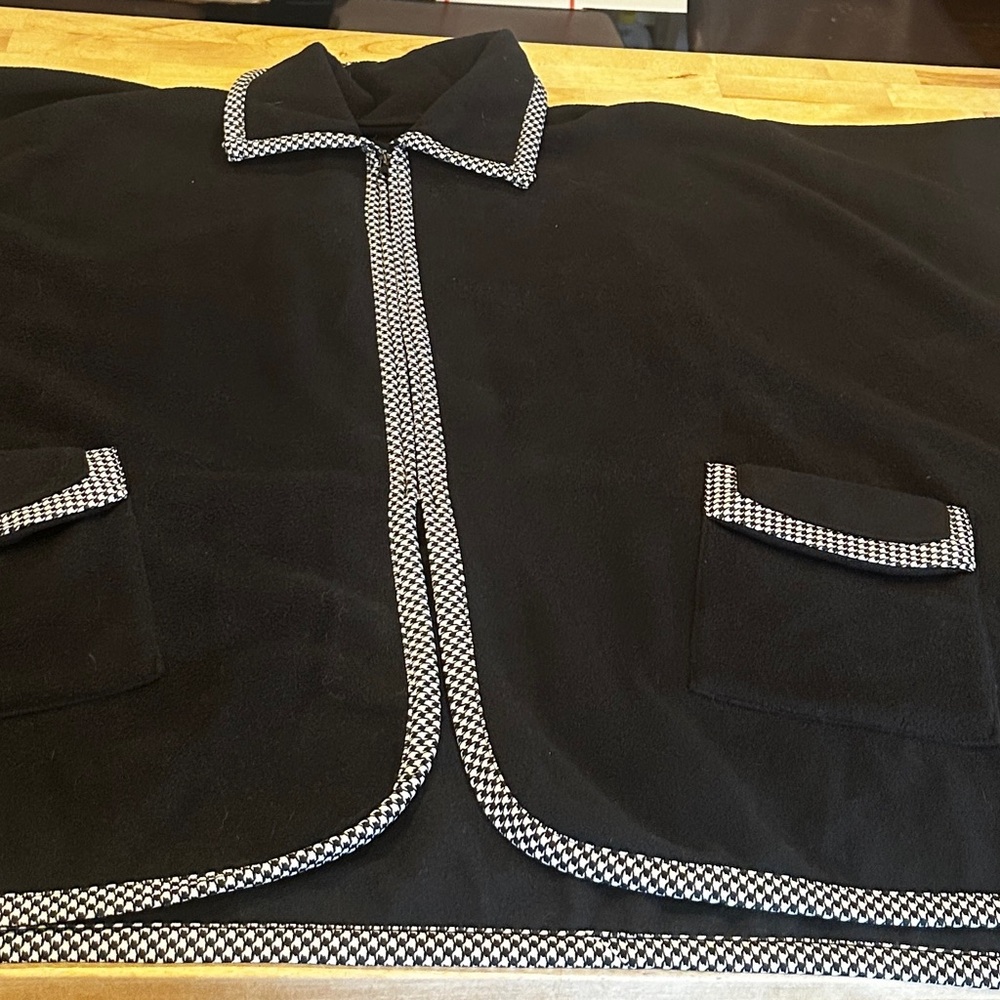 Le moda Black and White poncho with Contrast Stitching